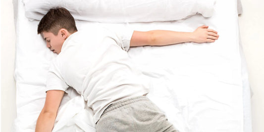 Homme entrain de dormir sur un lit