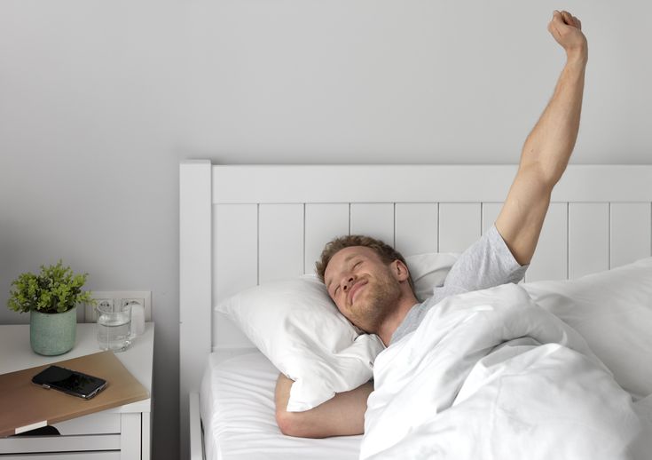 Homme qui se réveille dans son lit