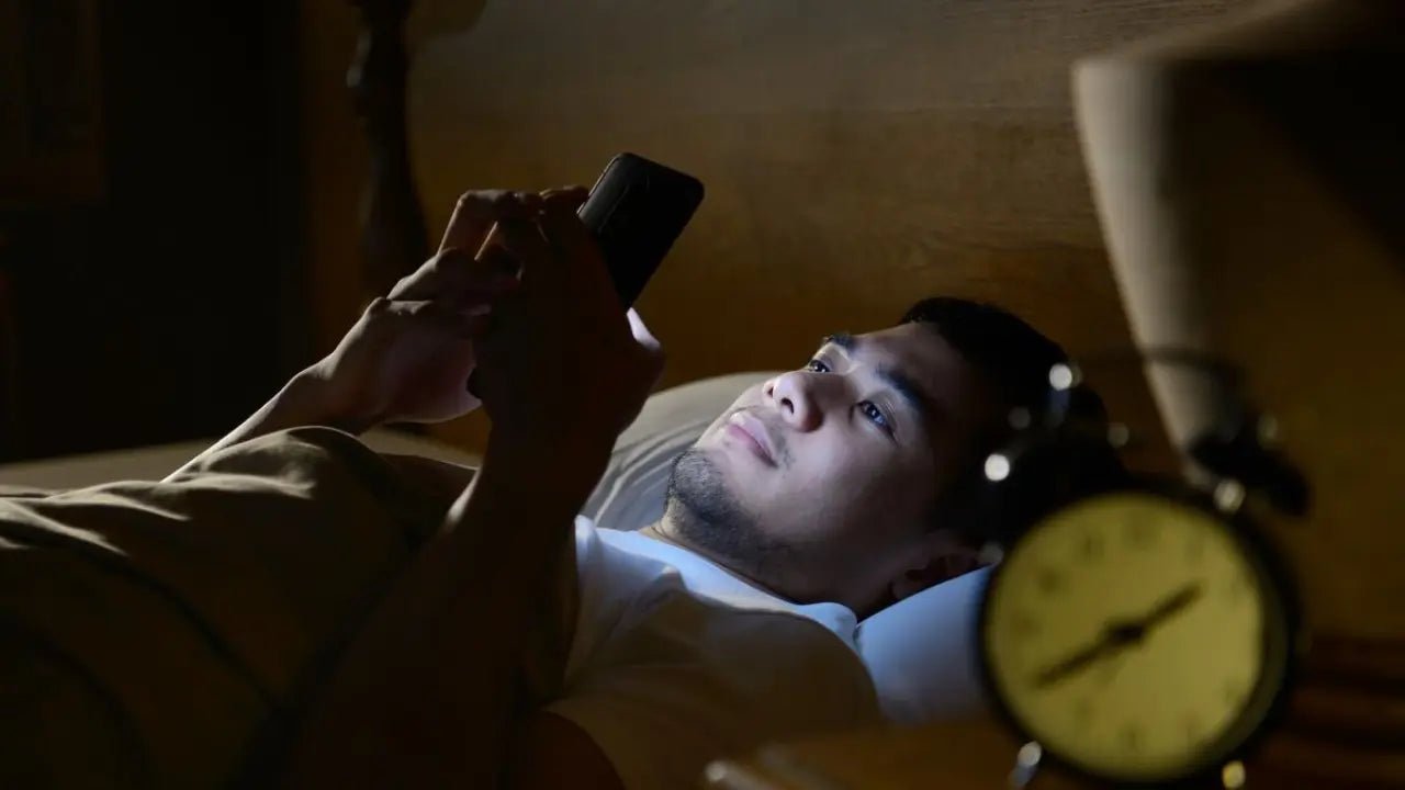 Homme qui dors avec une couverture lestée Image