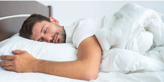 Homme qui dors avec une couverture lestée