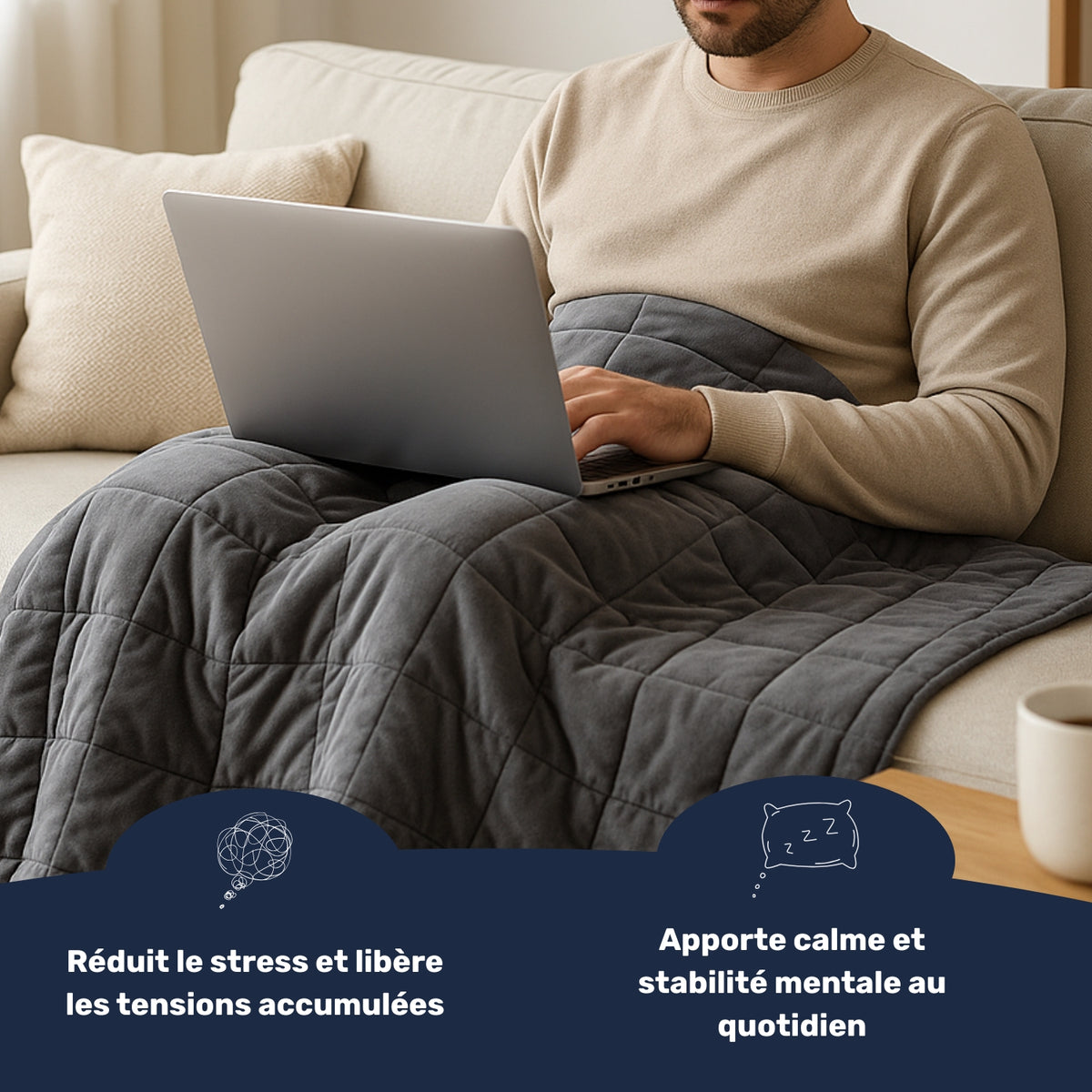 Homme assis avec une couverture lestée de 10 kg grise