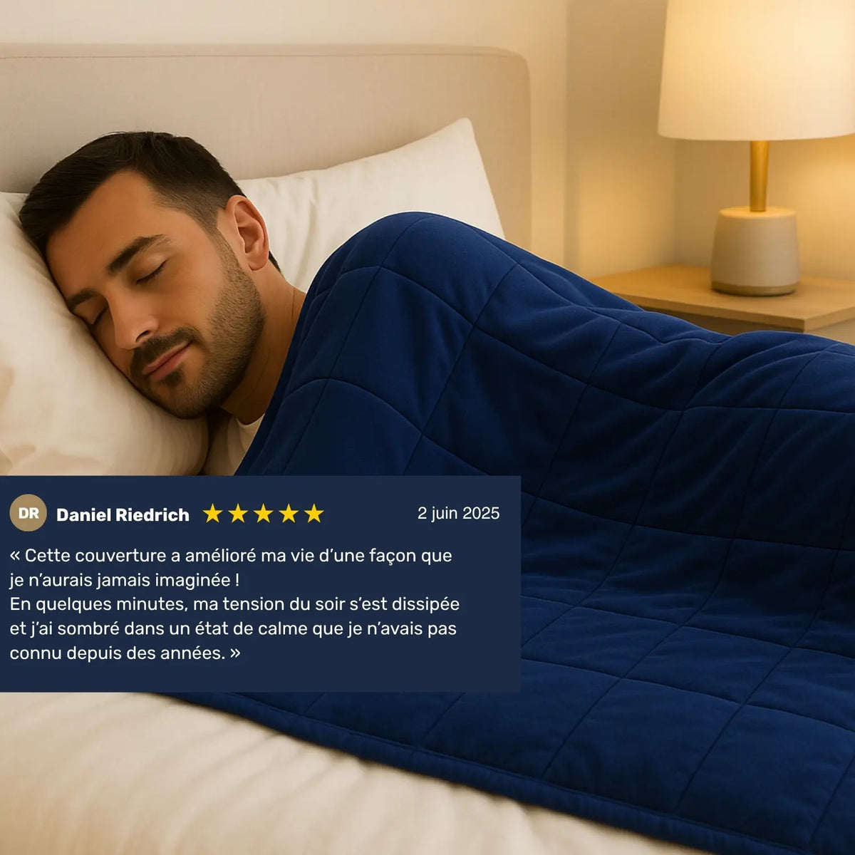 Homme qui dors avec une couverture lestée de 10 kg bleue