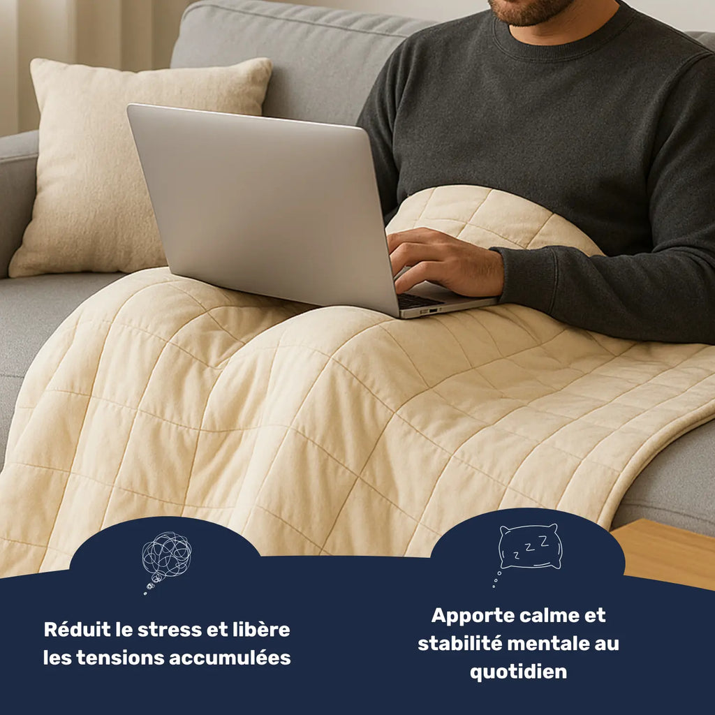 Homme assis avec une couverture lestée de 10 kg grise