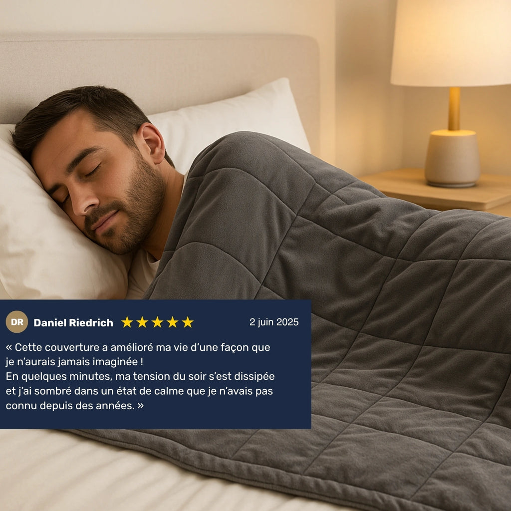 Homme qui dors avec une couverture lestée de 10 kg grise