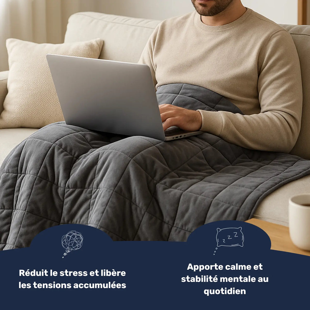 Homme assis avec une couverture lestée de 11 kg grise