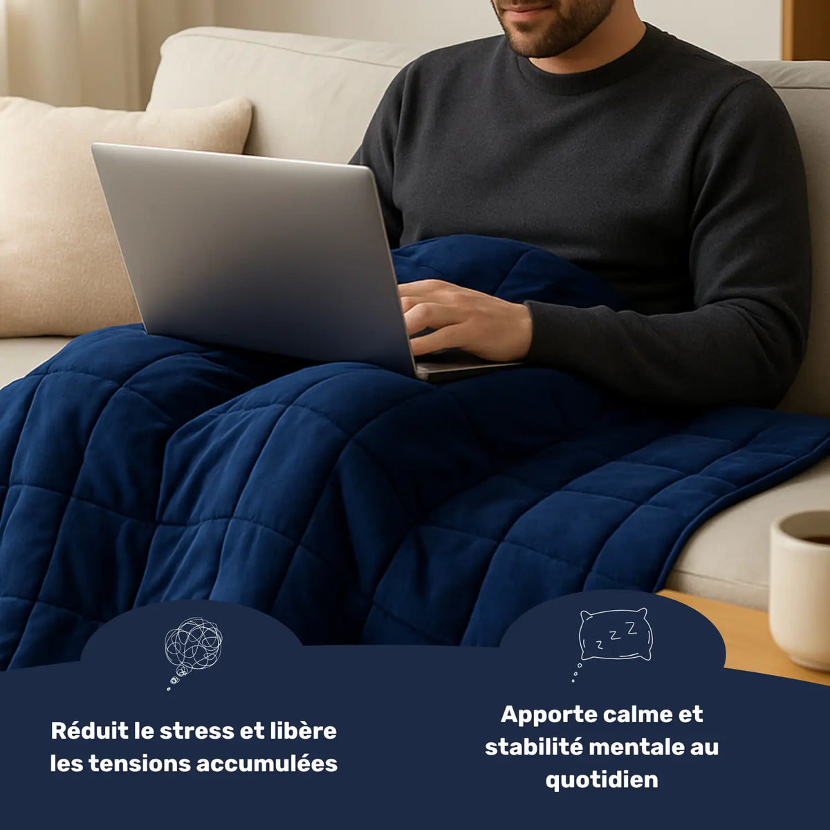 Homme assis avec une couverture lestée de 13 kg bleue