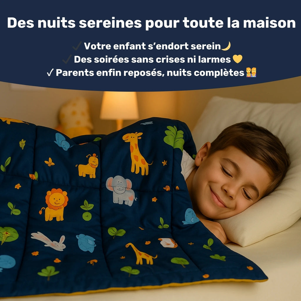 Petit garçon qui dors avec une couverture lestée de 2,4 kg