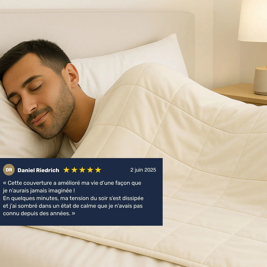 Homme qui dors avec une couverture lestée de 9 kg crème