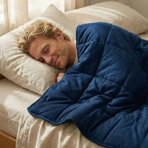 Homme qui dort avec une couverture lestée bleue Image