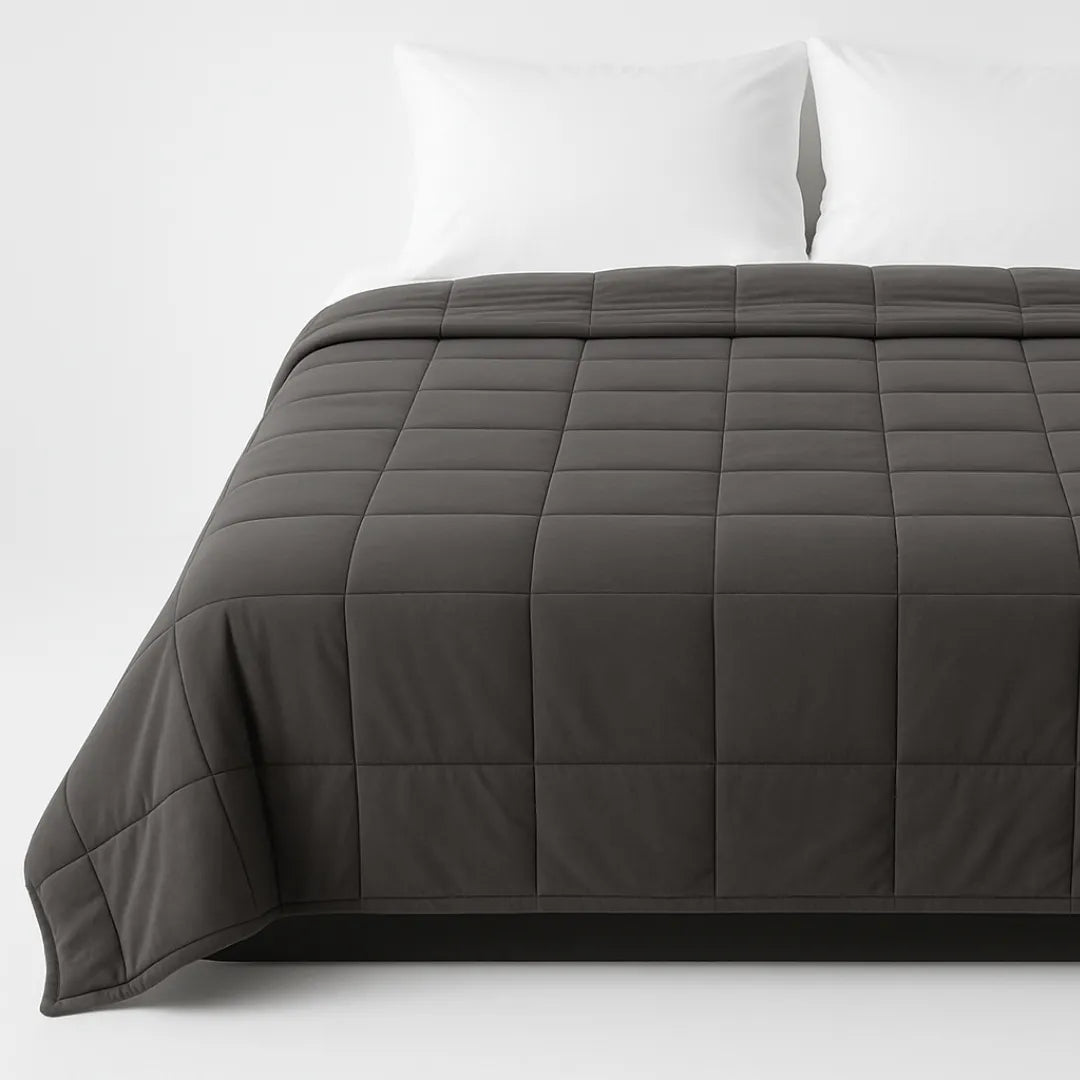 Couverture lestée grise sur un lit